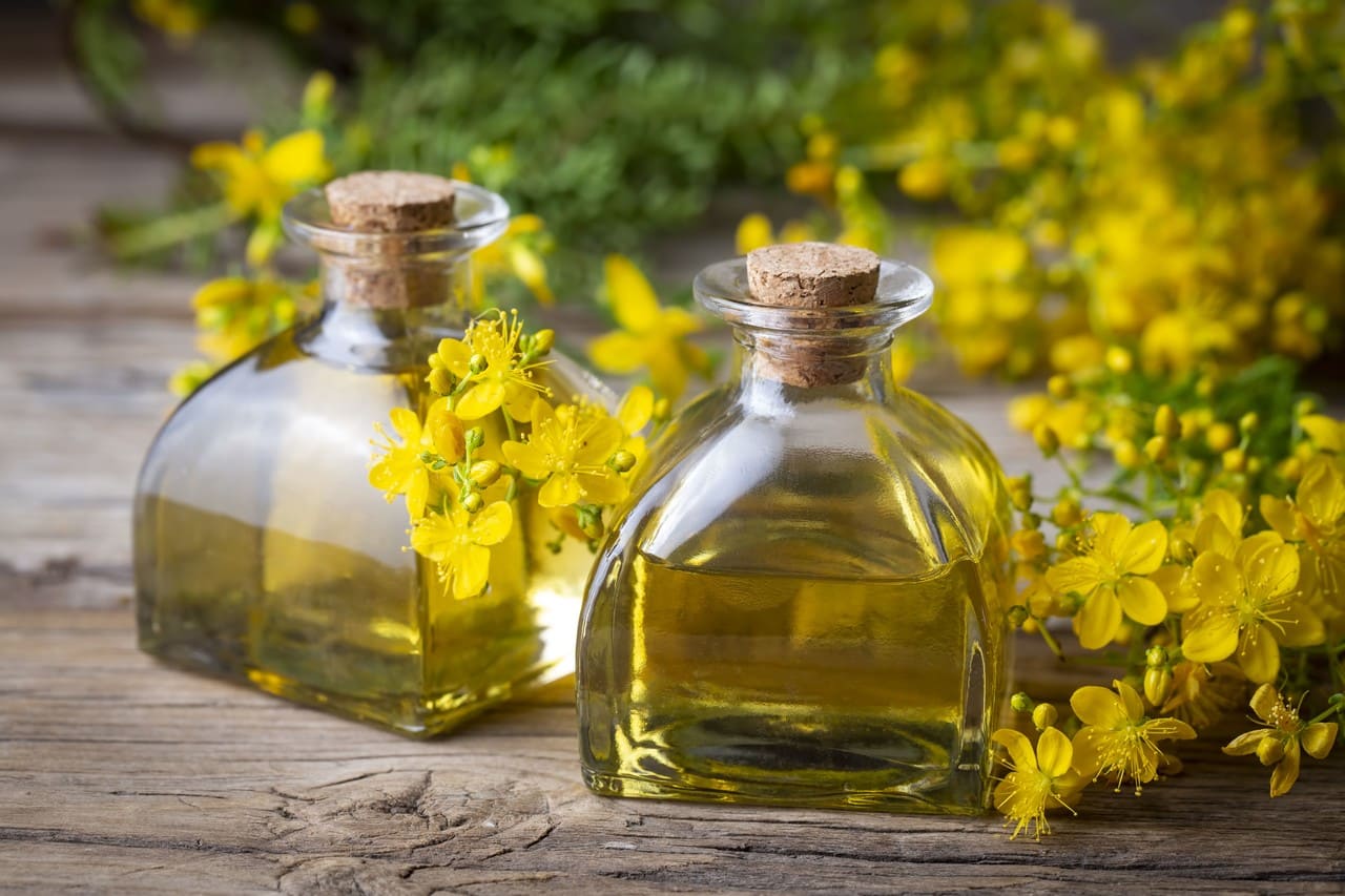 프레쉬서트 오일류 인증 - 신선한 올리브유와 노란 꽃으로 장식된 오일 병 이미지