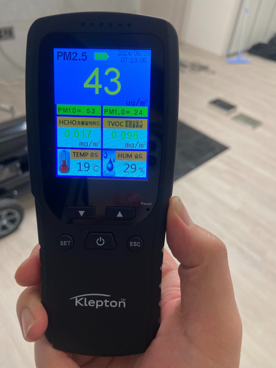 환기 후 2차 수치<p>포름알데히드 5.4배 감소, 유기화합물 8배 감소