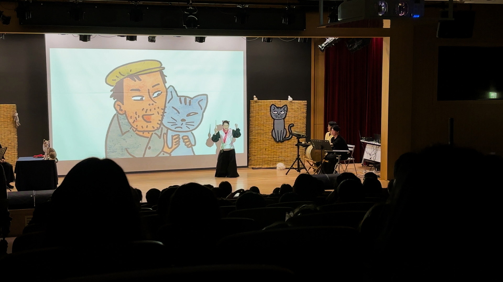 충남도서관 나는 고양이로소이다 공연에서 주인공 고양이가 관객들에게 새로 만난 고양이와 친해지는 방법을 익살스럽게 설명하는 장면