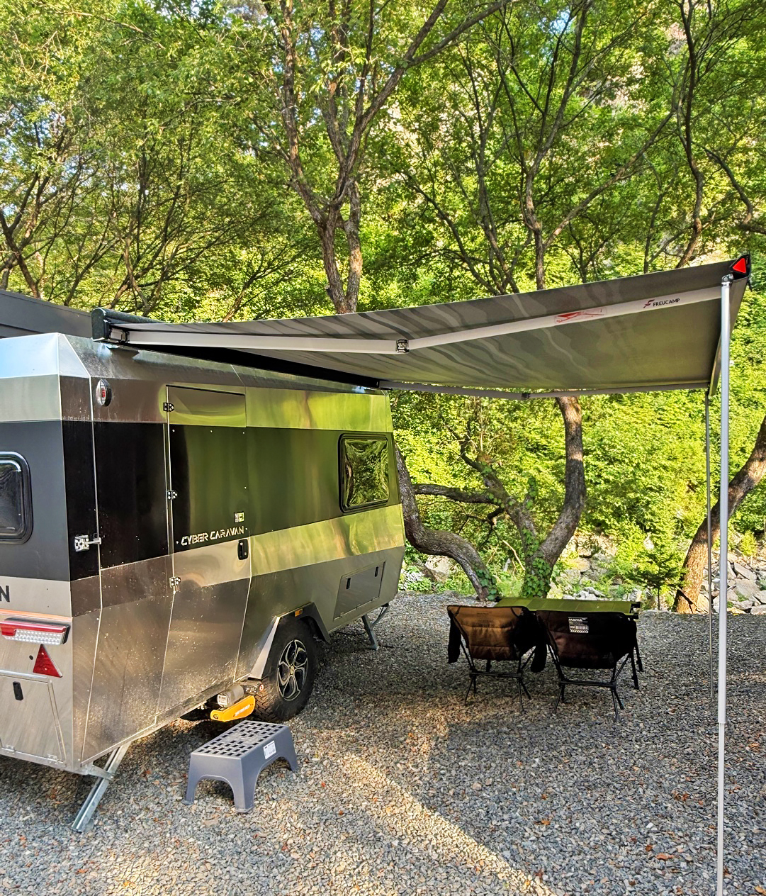 가평 스테이지 캠핑앤 풀빌라의 커플 카라반 모습입니다.