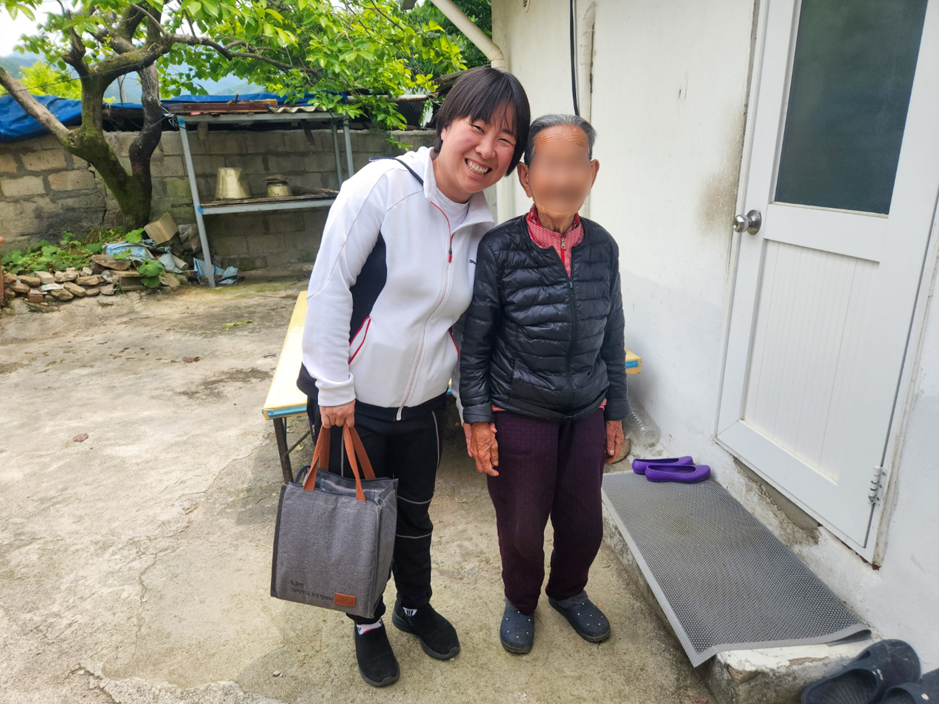 협동조합에서 만든 반찬을 어르신께 배달하고 있는 송이 씨