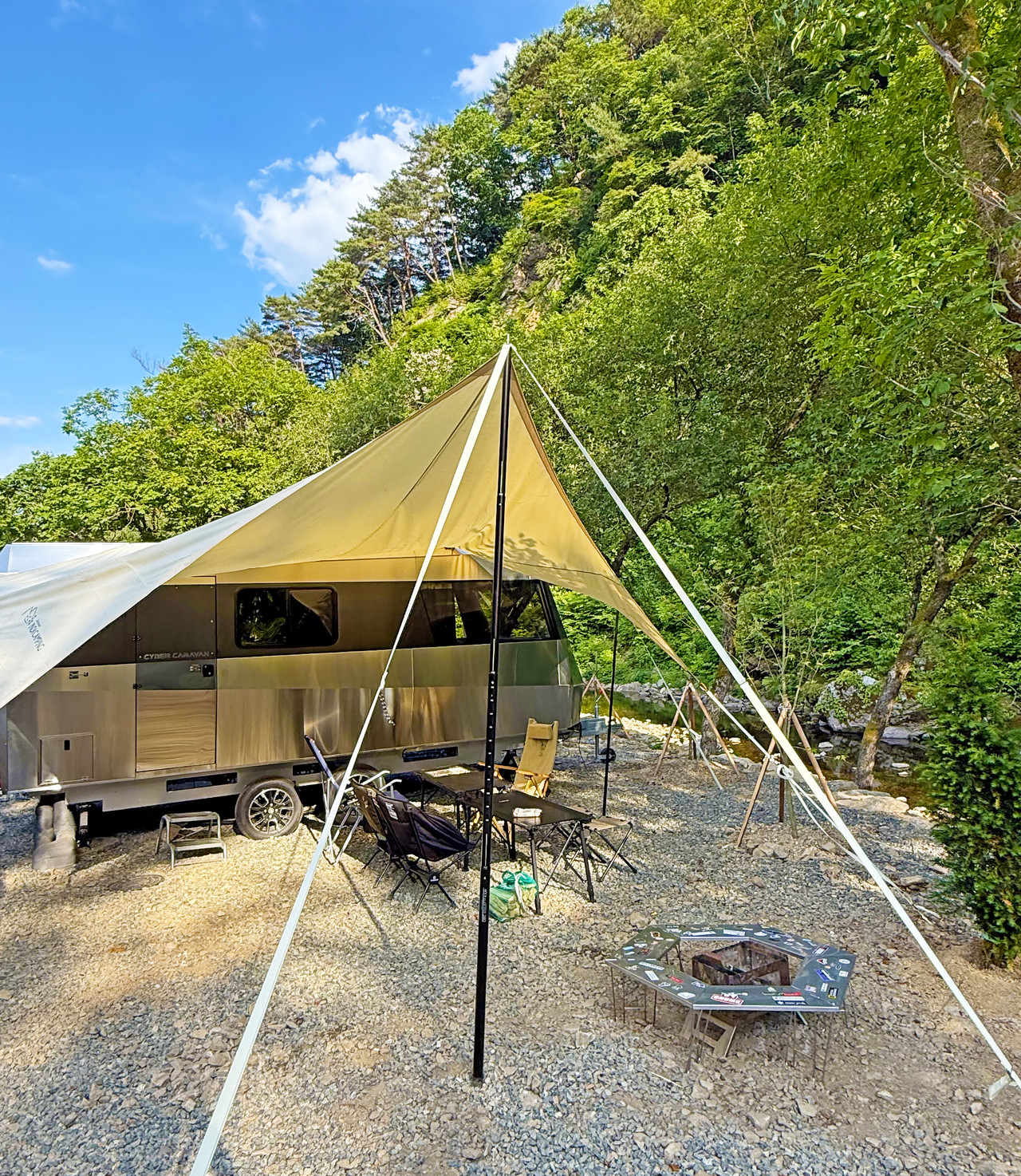 가평 스테이지 캠핑앤 풀빌라의 가족 카라반 모습입니다.