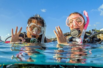 <p style="text-align:left; font-size:16px; margin-top:26px;">PADI 스쿠버 다이버<br>(SD)<br><span style="color:#666; font-size:14px; ">700,000원</span></p>