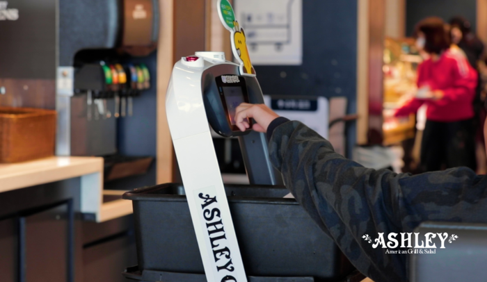 애슐리 퀸즈 매장에서 퇴식 업무를 돕는 서빙로봇 렌탈 사례