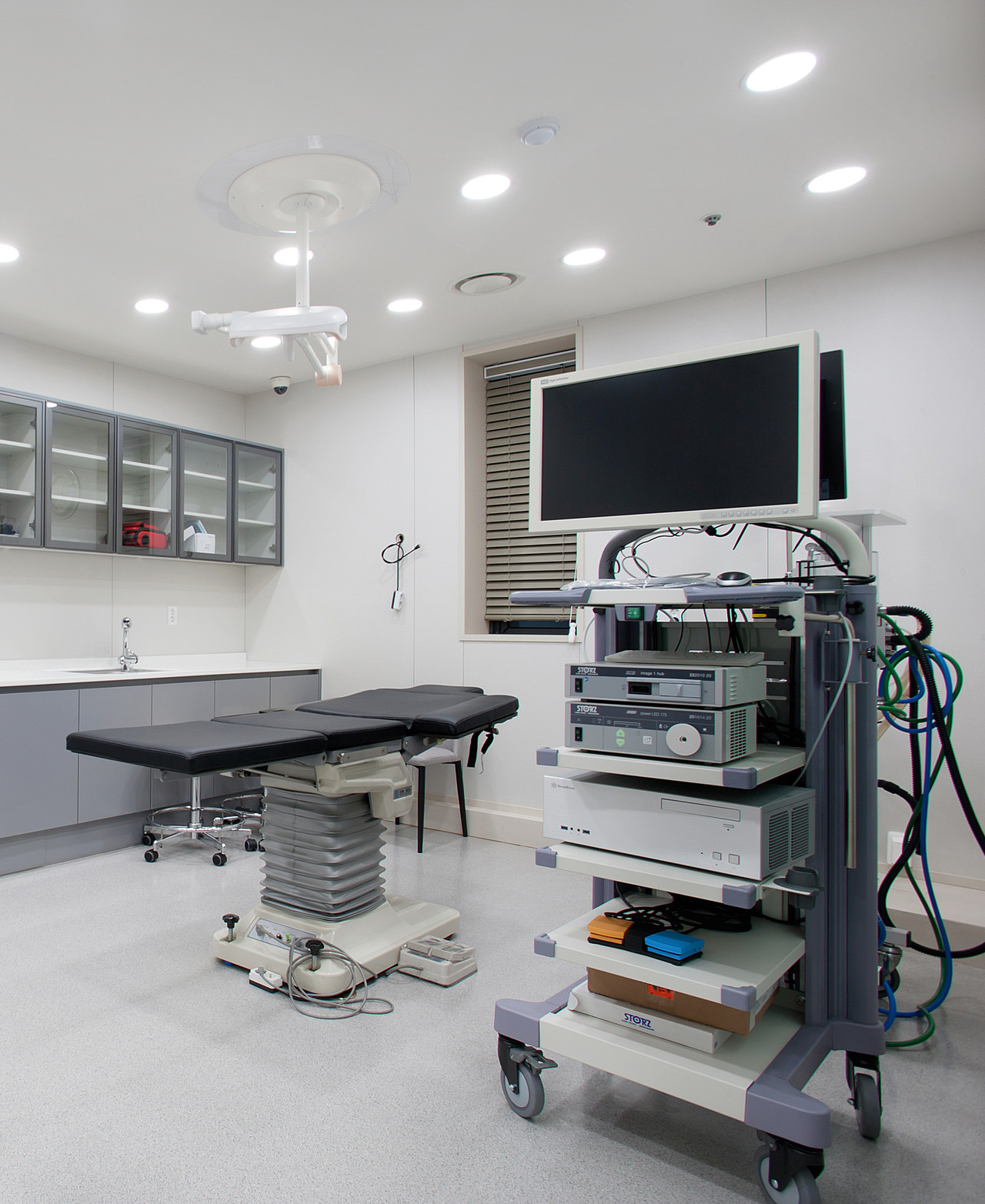 <p style="color:white; font-weight: 700; line-height: 1.6; font-size: 20px; text-align: center;">   <span style="font-size: 26px; display: inline-block; margin-bottom: 15px;">Our Advances</span><br>   다진 연골과 자가혈액성분을 이용하여<br>   보형물 없이 자연스러운 콧대를 완성하는 수술,<br>   아시아 최초의 보존적 매부리 수술,<br>   국내 최초 도입 초음파 절골기 등<br>   최초와 혁신을 이어갑니다. </p>