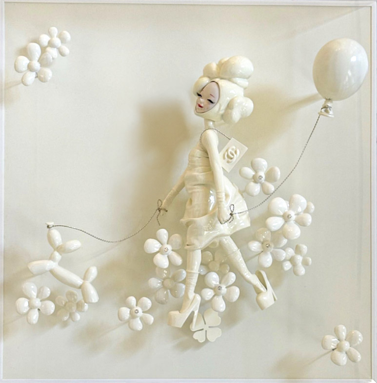 <br><b style="font-size:20px;">Delivery love, <br>Walk on the flower series</b><br>50 x 50 x 18 cm 10호<br>Mixed Media<br>2024