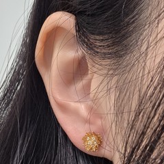 Flying bee earrings - [Seoyeji] : Subyul
