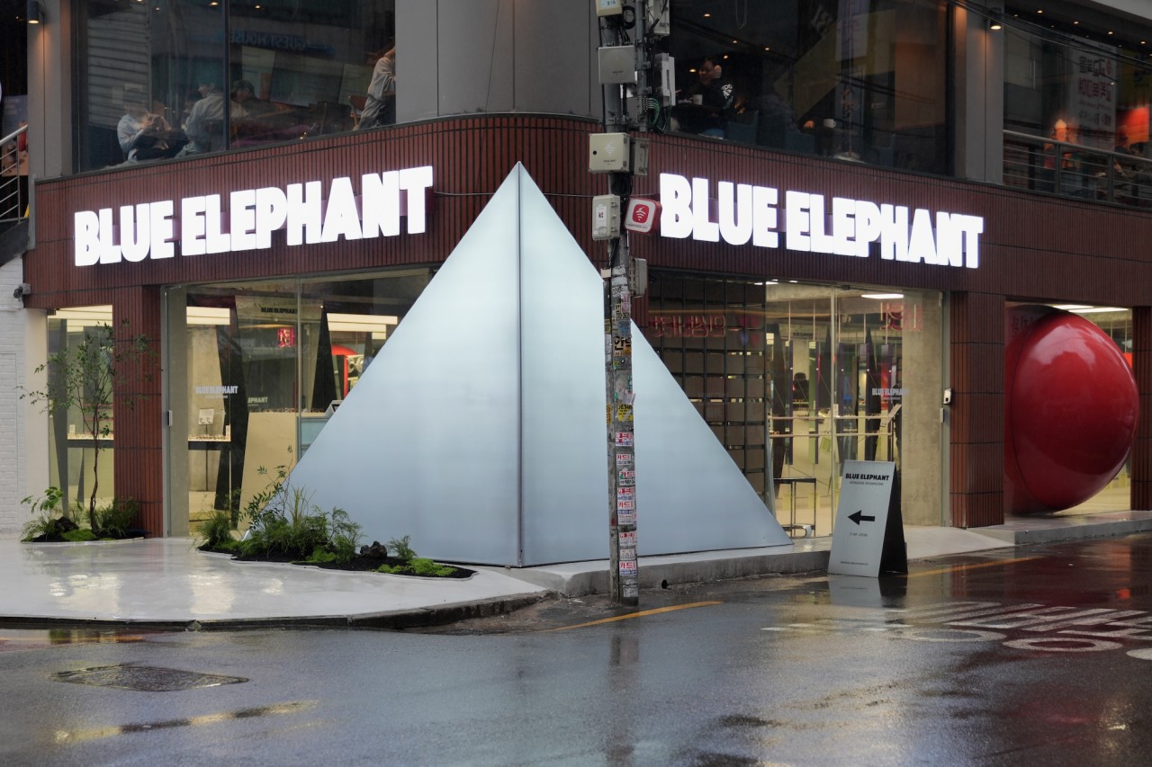 blue elephant_Hong-Dae showroom