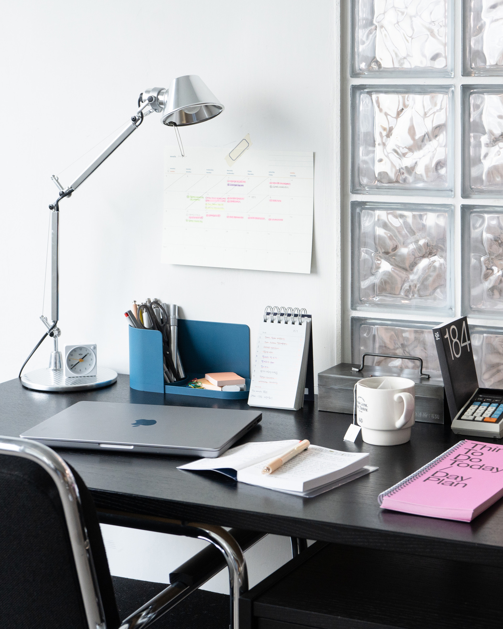 <p style="margin-bottom: 10px;"><span style="font-size: 16px; letter-spacing: 1px; padding: 5px; background-color: #5b17e0;">WORK EDITION</span></p><p><b>매일의 일을 돕는 물건들</b></p>