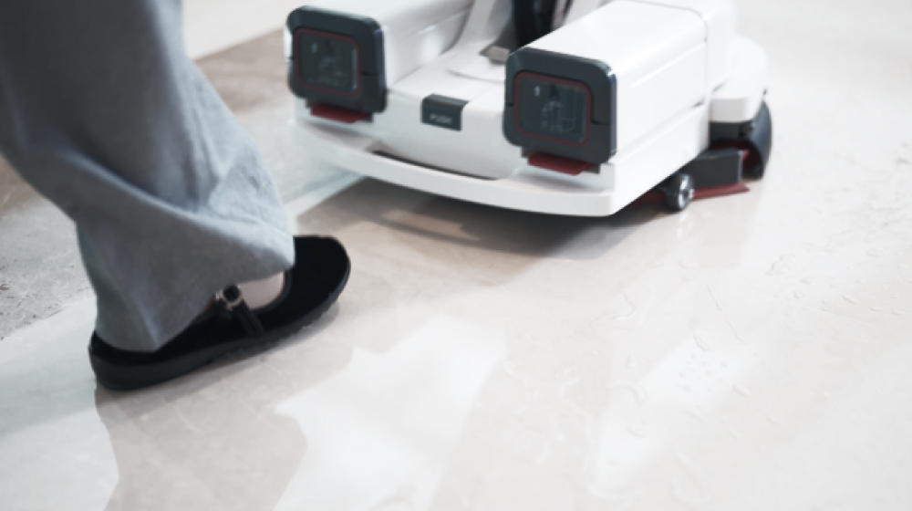 카페 홀 바닥 때를 지우는 외식업 업소용청소기