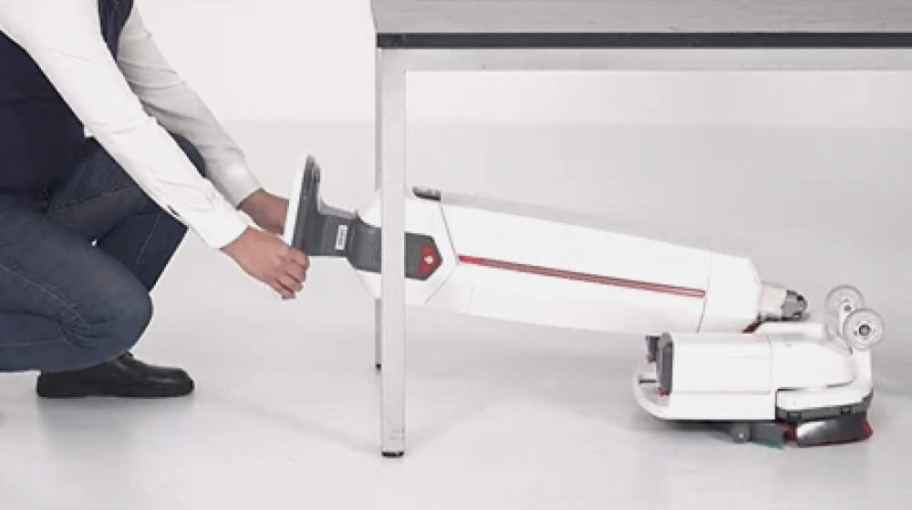 테이블 아래 청소도 어렵지 않은 외식업 업소용청소기