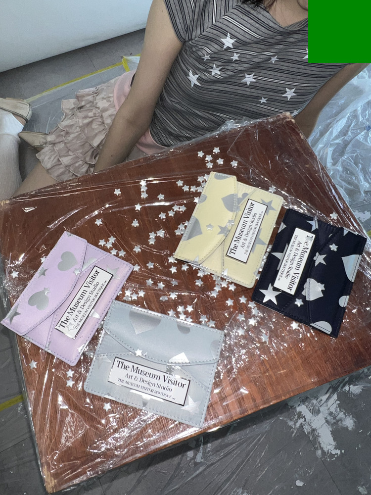 HEART STAR CRACK CARD WALLET (LIGHT GREY) : THE MUSEUM VISITOR