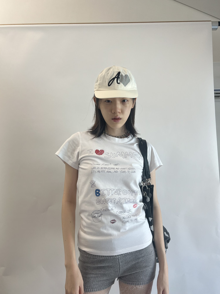 DOODLE EMBROIEDERED T-SHIRT : THE MUSEUM VISITOR