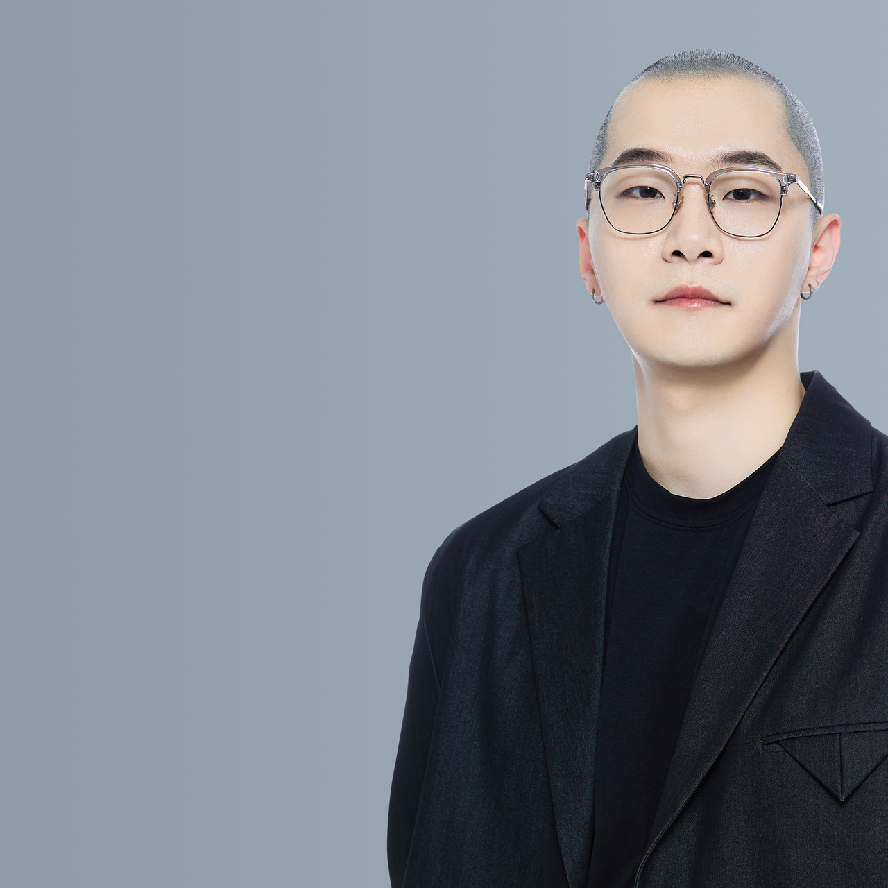 광주 직영점<br>Scalp Designer<br>DIO 원장<br><br> 그레이시티 광주 직영점 원장 (현)<br> 그레이시티 광주아카데미 교육원장 (현)<br> 그레이시티 컴퍼니 SMP Finisher (현)<br> 그레이시티 서울잠실본사 아카데미 데모교육강사<br> 그레이시티 서울잠실본사 시술실장<br> 그레이시티 수원본점 시술실장<br> 그레이시티 서울잠실본사 starter ~ finisher 과정 이수<br> 대한두피문신전문가협회 정회원<br> SISA UNITED 시사국제미용연합회 정회원<br> 합법화추진 비상대책위원회 정회원<br> 대한문신사중앙회(KTF) 정회원<br> ISO17024 국제평가경연대회 심사위원<br> ISO17024 국제자격증<br> 국제 트리콜로지스트 탈모상담사 1급 자격증<br> GRAYCITY SCALP ACADEMY SMP 마스터 전문가과정 수료<br> K-ART SMP Master Course 전문가과정 수료<br> WHITEHOUSE SEUOL ACADEMY HOMME CUT Advance 수료<br> D-BLACK ACADEMY SMP Baldhead course / SMP Basic course 수료