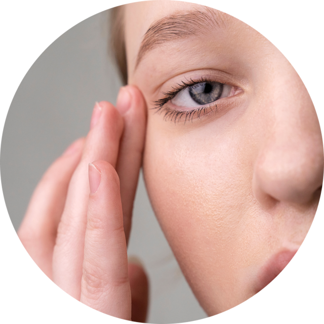 <!-- Pretendard 폰트 불러오기 --> <link rel="stylesheet" href="https://cdn.jsdelivr.net/gh/orioncactus/pretendard/dist/web/static/pretendard.css">  <!-- 텍스트 오버레이용 --> <div style="   font-family: 'Pretendard', sans-serif;   font-weight: 500;   font-size: clamp(16px, 1.2vw, 20px);   line-height: 1.4;   letter-spacing: 0%;   text-align: center;   color: #000;   margin-top: 12px; /* 이미지와 간격 */ ">   얼굴선이 흐릿하고<br>처져 보이는 분 </div>