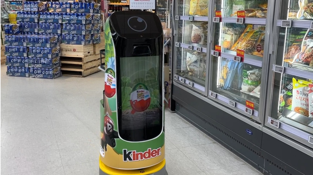 브랜드 로고와 캠페인 메시지를 전달하는 브랜딩 로봇