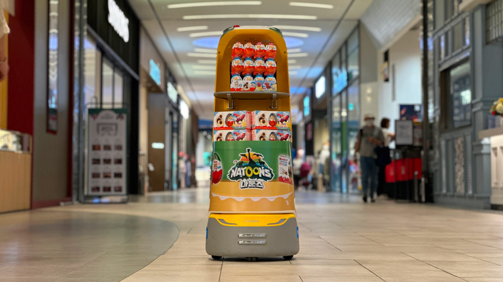 매장 내 진열과 함께 광고 콘텐츠를 보여주는 VMD 로봇