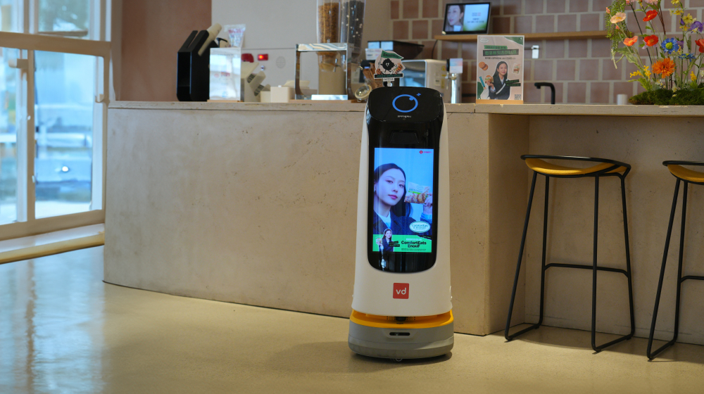 대형 화면을 통해 프로모션 영상을 재생하는 서비스 광고로봇