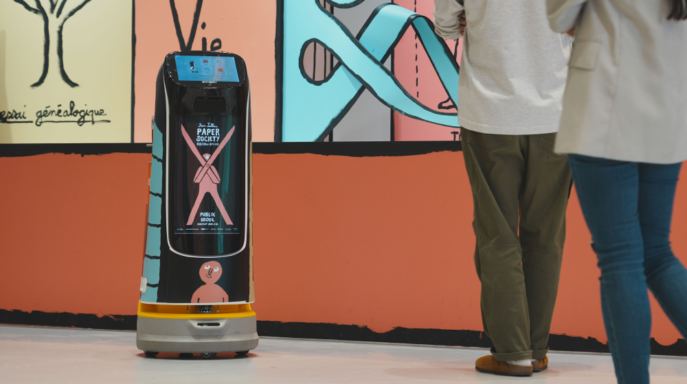 미술관에서 작품 설명을 제공하는 도슨트 로봇