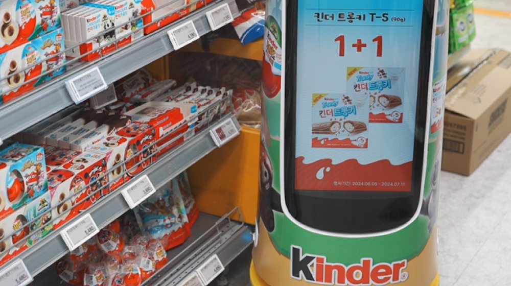 매장 입구에서 광고 영상을 송출하는 디지털 광고로봇