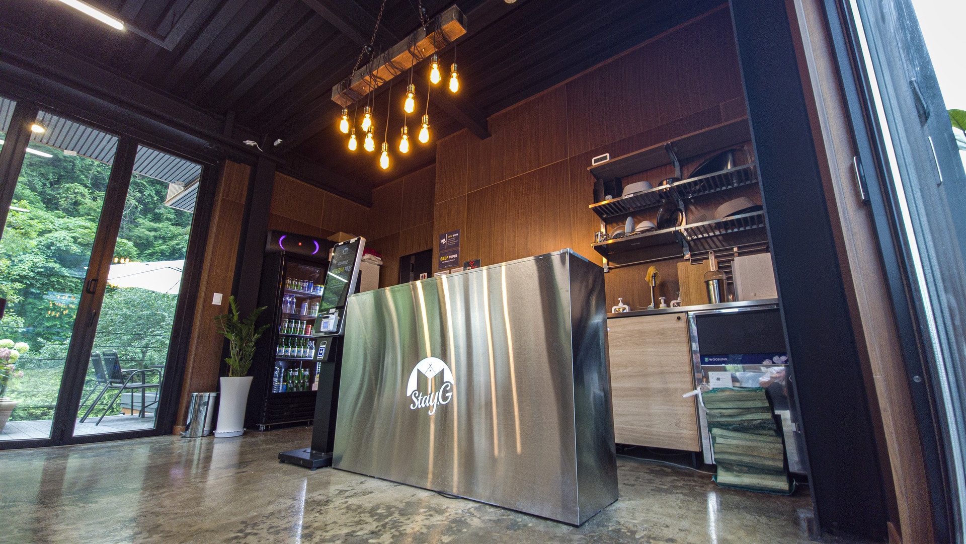 스테이지 캠핑앤 풀빌라의 카페테리아 매점을 소개합니다.