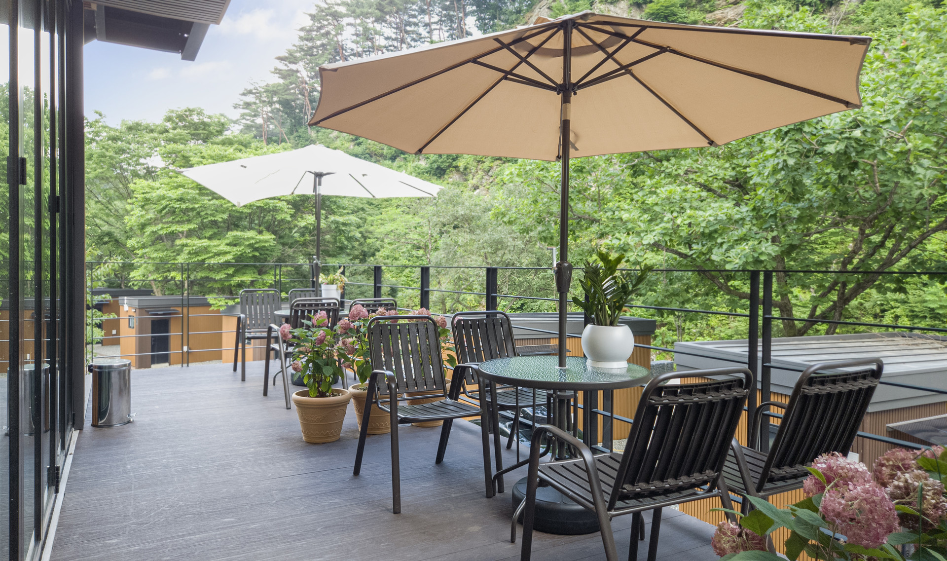 스테이지 캠핑앤 풀빌라의 카페테리아 휴게공간을 소개합니다.