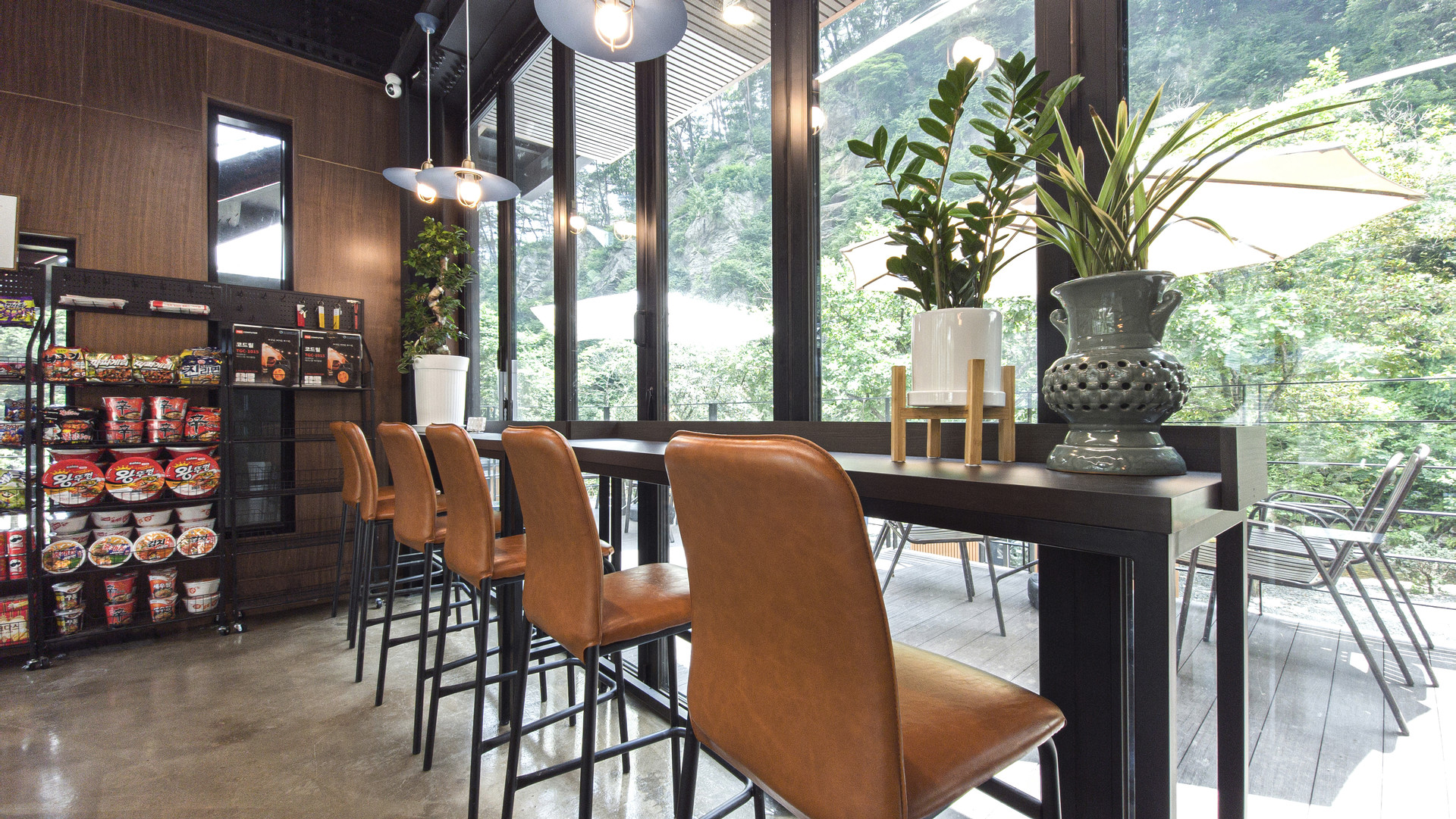 스테이지 캠핑앤 풀빌라의 카페테리아 휴게공간을 소개합니다.