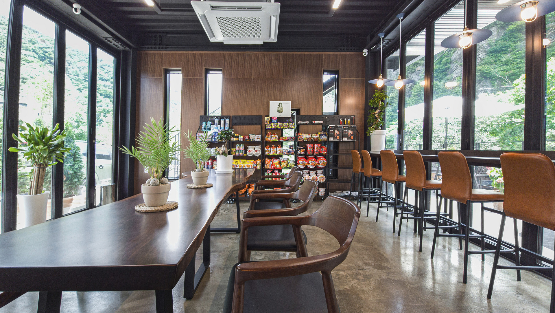 스테이지 캠핑앤 풀빌라의 카페테리아 휴게공간을 소개합니다.