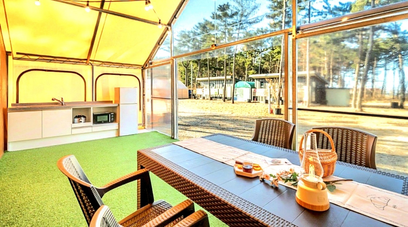 에어컨,침대,선풍기,냉장고,가스버너,전자렌지,밥솥,싱크대,냄비류,식기세트등 구비