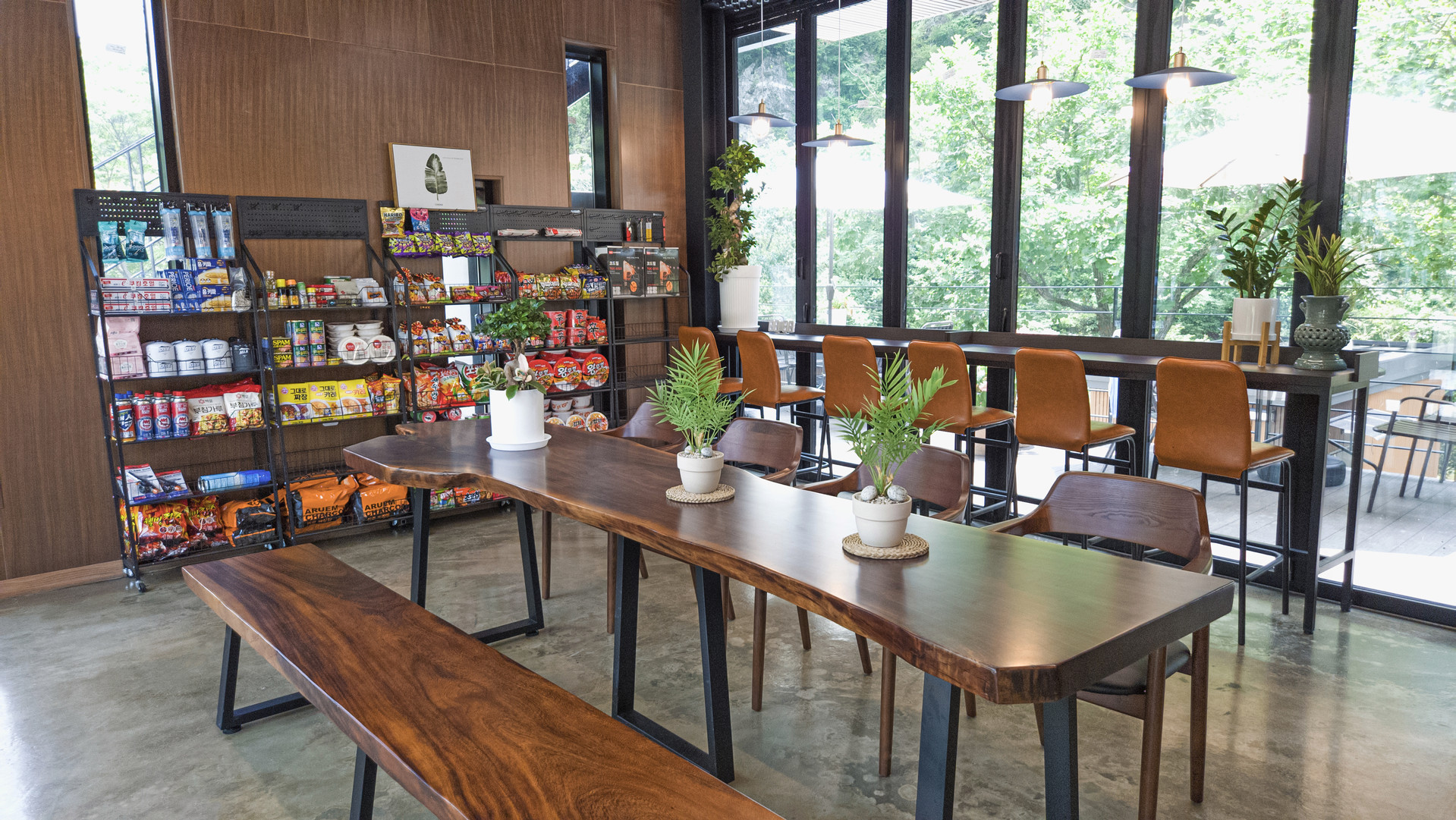 스테이지 캠핑앤 풀빌라의 카페테리아 휴게공간을 소개합니다.