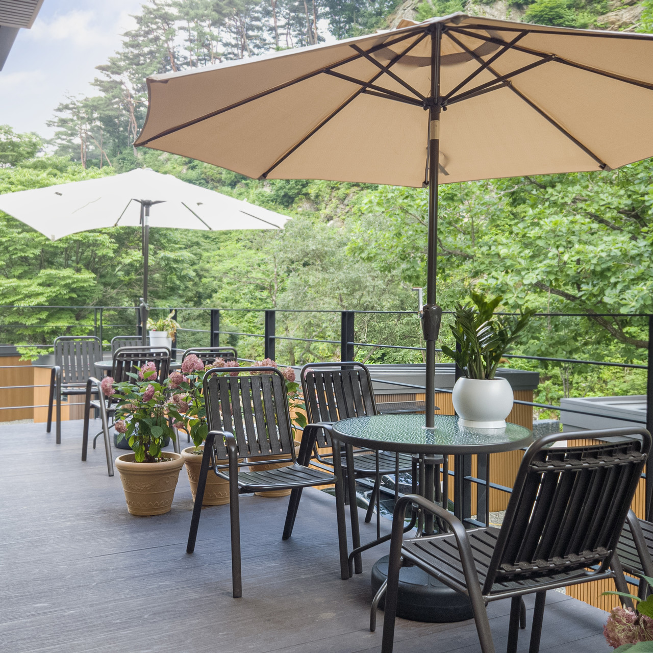 스테이지 캠핑앤 풀빌라의 카페테리아 휴게공간을 소개합니다.