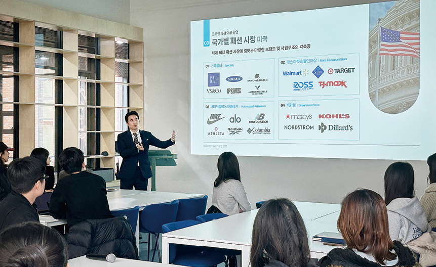 김익환 한세실업 부회장이 홍익대학교  아트앤디자인밸리에서 특강을 진행하고 있다.
