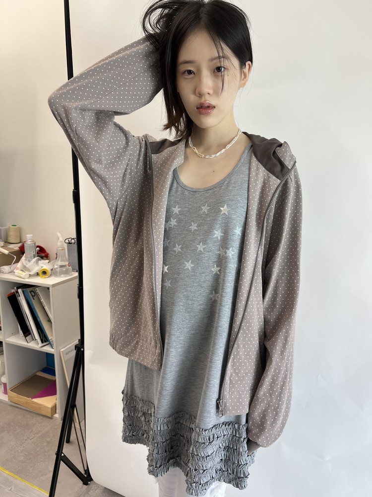 STAR-PATTERNED RUFFLE ONE-PIECE (GREY) : THE MUSEUM VISITOR