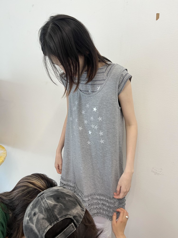 STAR-PATTERNED RUFFLE ONE-PIECE (GREY) : THE MUSEUM VISITOR