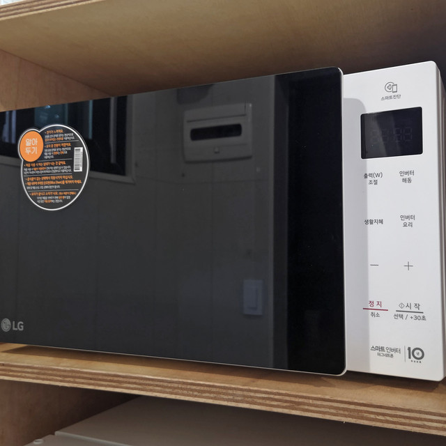 스테이지 캠핑앤 풀빌라의 캠핑 사이트의 개별 전자레인지와 냉장고를 소개합니다.