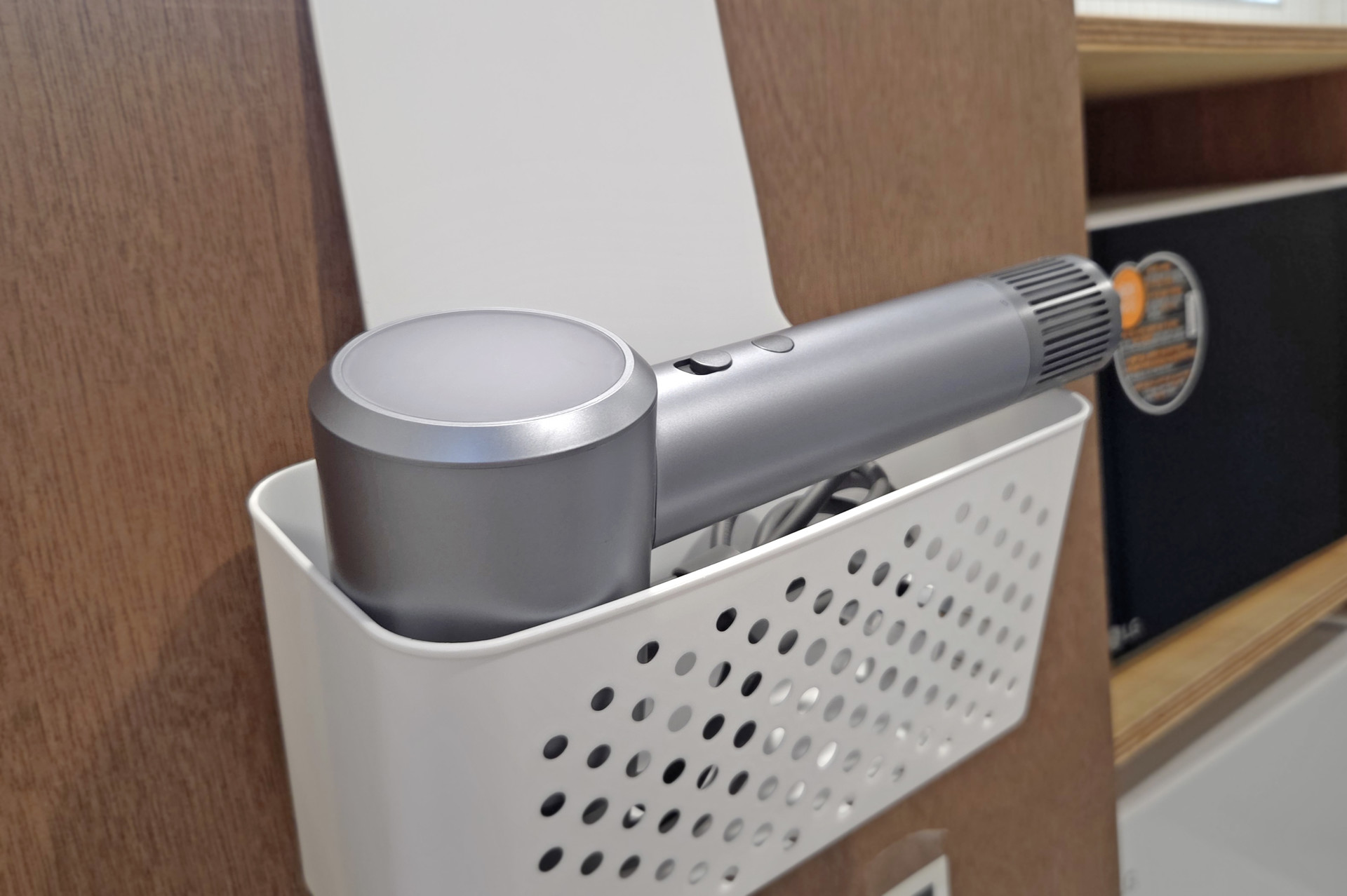 스테이지 캠핑앤 풀빌라의 캠핑 사이트의 개별 전자레인지와 냉장고를 소개합니다.