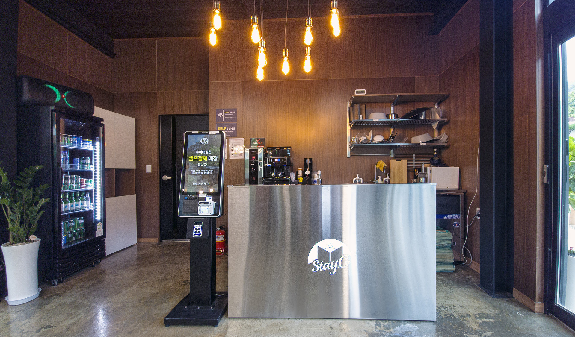 스테이지 캠핑앤 풀빌라의 카페테리아 매점을 소개합니다.