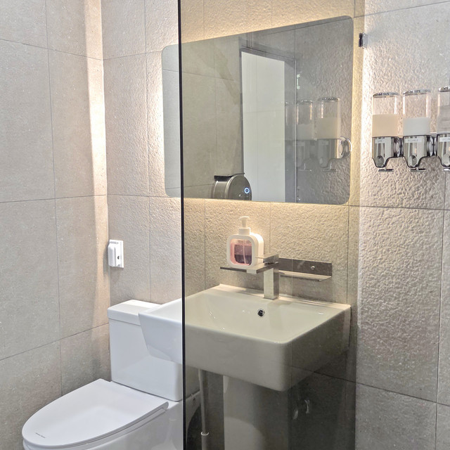 스테이지 캠핑앤 풀빌라의 캠핑 사이트의 개별 화장실 샤워장을 소개합니다.