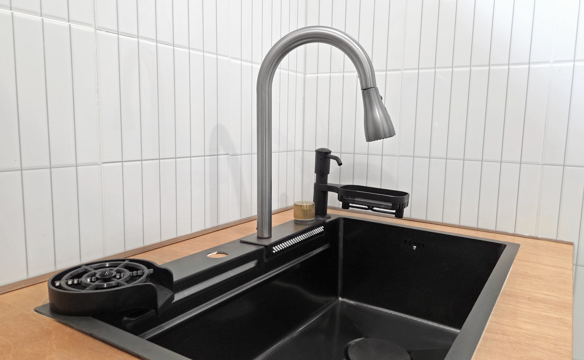 스테이지 캠핑앤 풀빌라의 캠핑 사이트의 개별 개수대를 소개합니다.