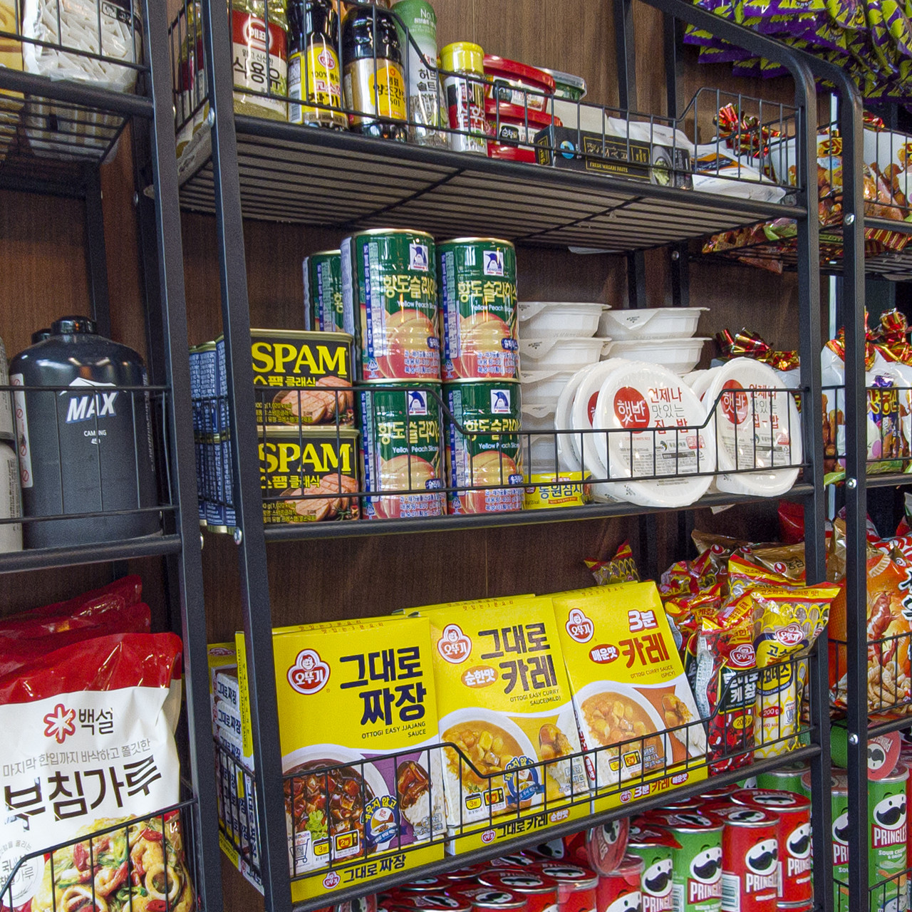 스테이지 캠핑앤 풀빌라의 카페테리아 매점을 소개합니다.