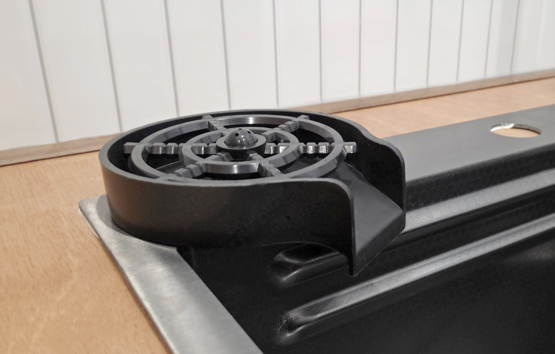 스테이지 캠핑앤 풀빌라의 캠핑 사이트의 개별 개수대를 소개합니다.