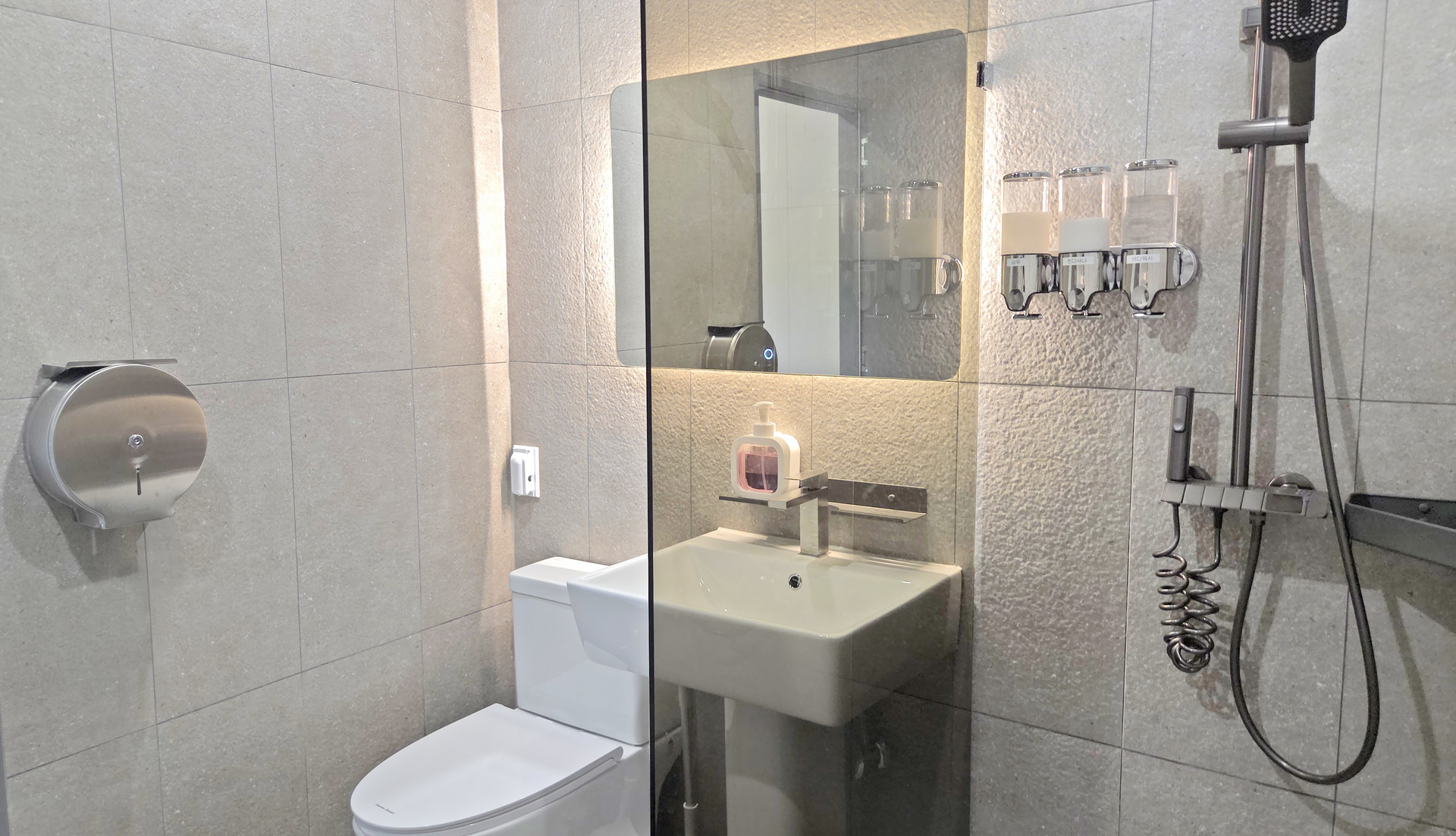 스테이지 캠핑앤 풀빌라의 캠핑 사이트의 개별 화장실 샤워장을 소개합니다.