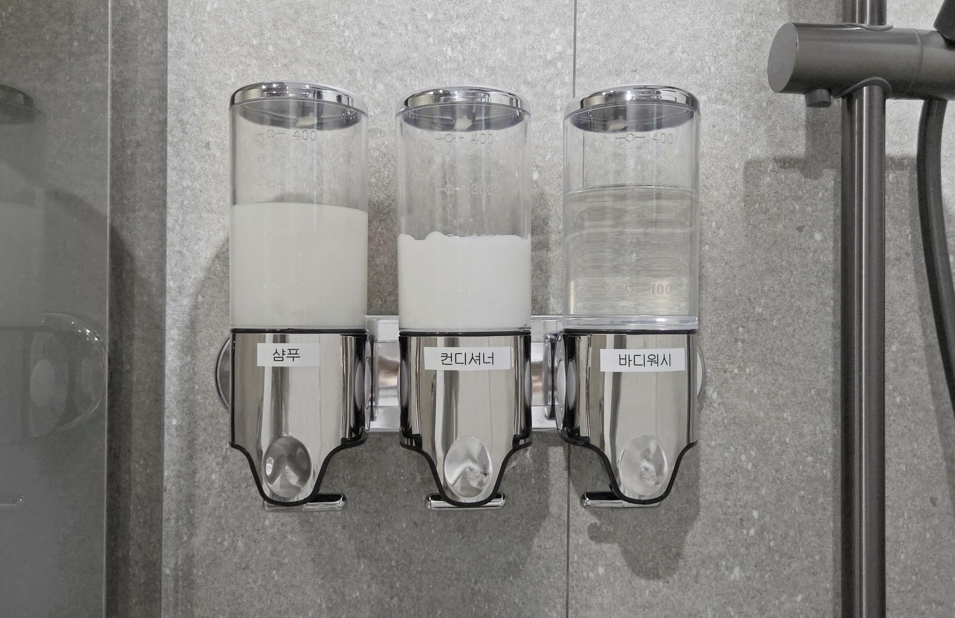 스테이지 캠핑앤 풀빌라의 캠핑 사이트의 개별 화장실 샤워장을 소개합니다.