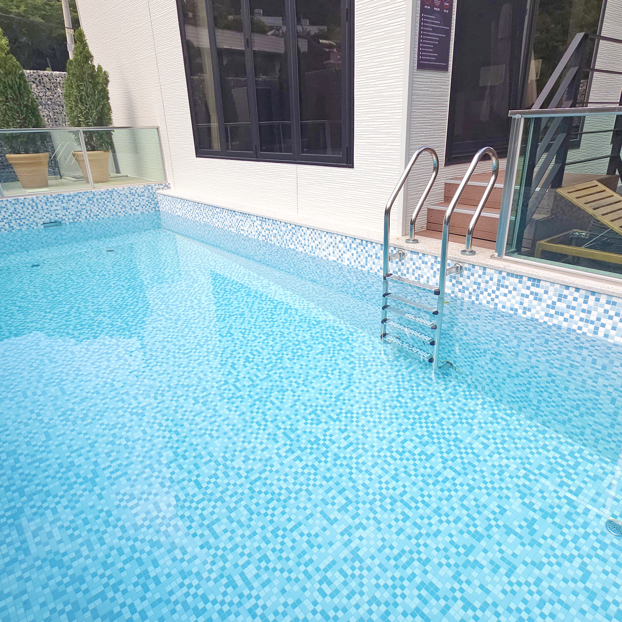 스테이지 캠핑앤 풀빌라의 수심 1.5m 풀빌라 수영장을 소개합니다.