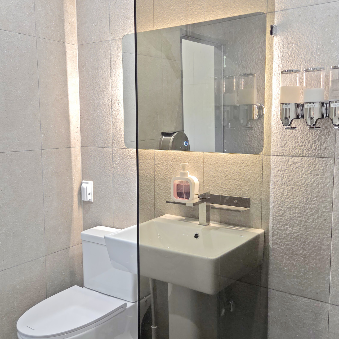 스테이지 캠핑앤 풀빌라의 캠핑 사이트의 개별 화장실 샤워장을 소개합니다.