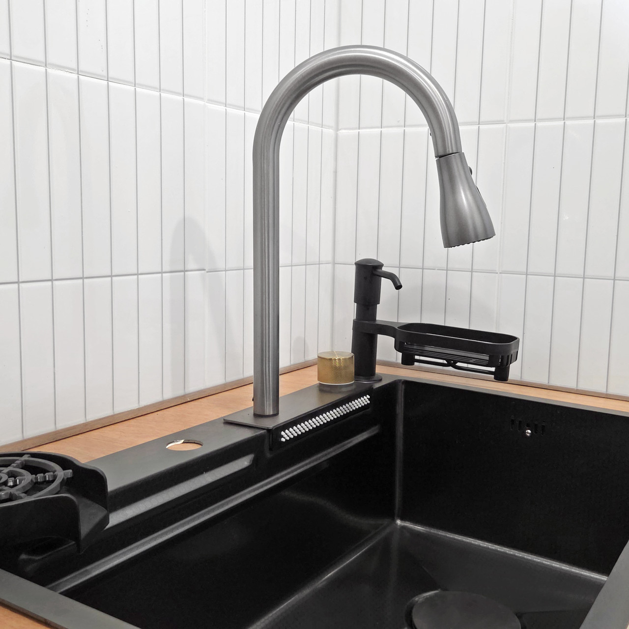 스테이지 캠핑앤 풀빌라의 캠핑 사이트의 개별 개수대를 소개합니다.