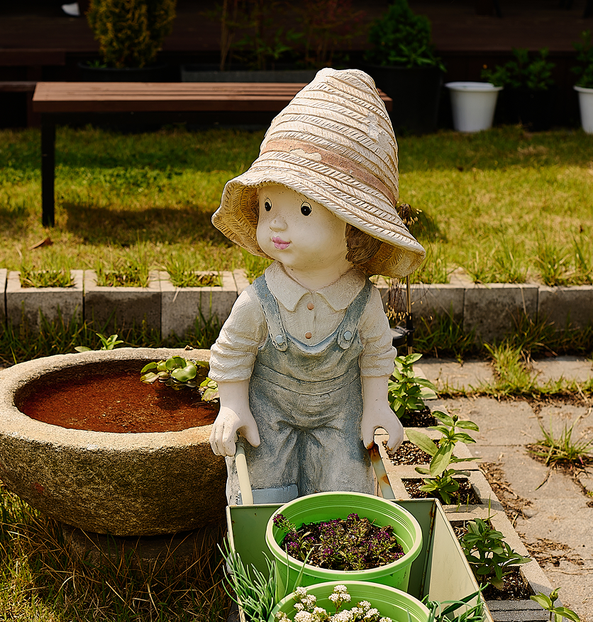 <div style="position: absolute; top: 5%; left: 5%; color: #fff; font-size: clamp(14px, 1.5vw, 24px); font-weight: bold;">● 치유정원</div>