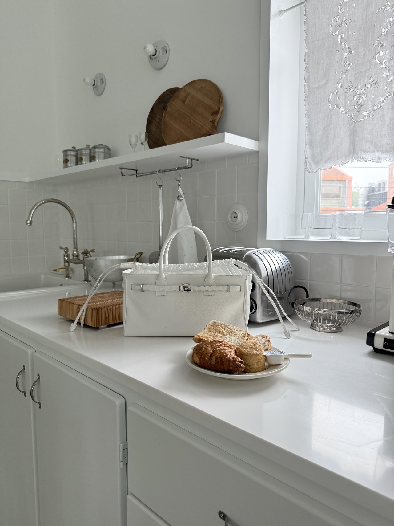 <table class="noBorder" style="width: 100%;"> 	<tbody> 		<tr> 			<td style="width: 100.0000%;">  				<p style="text-align: center; line-height: 1.8;"><span style="font-family: tt-commons-pro, sans-serif; font-size: 15px; color: rgb(0, 0, 0); letter-spacing: 0.04em; font-weight: 500;">25 F/W COLLECTION</span></p>  				<p style="text-align: center; line-height: 4;"><a href="https://www.kekeke.co.kr/bag"><span style="font-family:tt-commons-pro, sans-serif; font-size: 16px;padding: 6px 30px; background-color:#ffffff; color:#000000;letter-spacing: 0.05em;">BAG</span></a></p> 			</td> 		</tr> 	</tbody> </table>