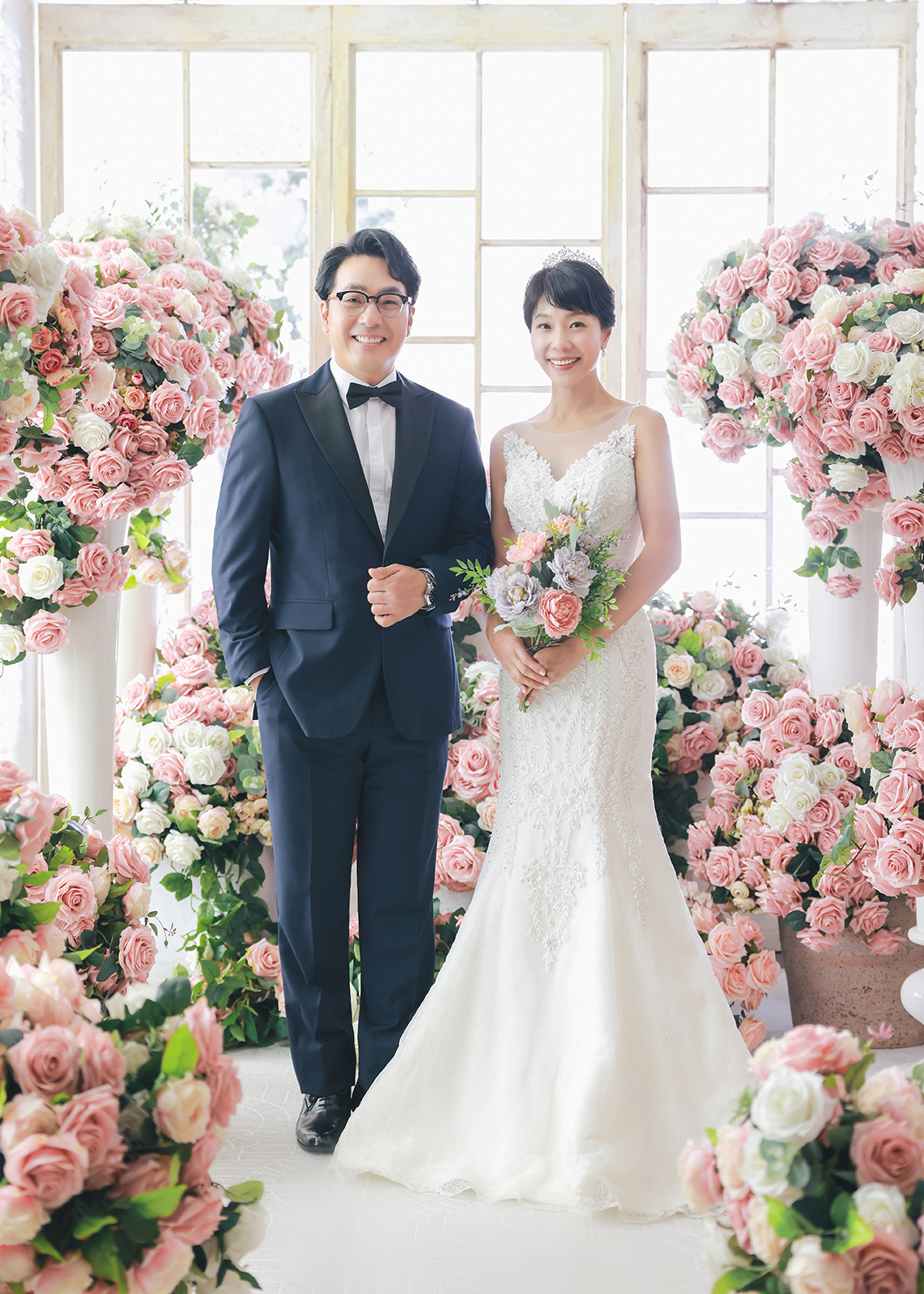 장미꽃과 창문 셋트에서 리마인드웨딩을 촬영한 방송인 김한석 부부