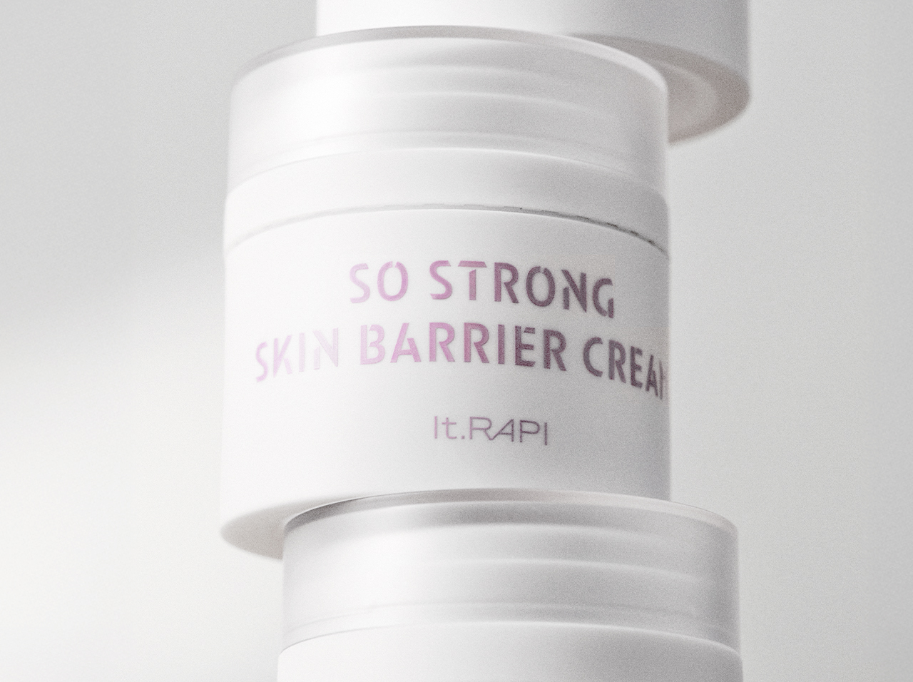 <span style="font-size: 30px;"><b>ONE STEP TO GLOW</b></span><br><br>재구매율이 증명하는 세트구성<br><br><p><a class="btn btn-lg" href="/shop" style="background-color: rgba(255, 255, 255, 0)">DISCOVER MORE</a></p><br><br>